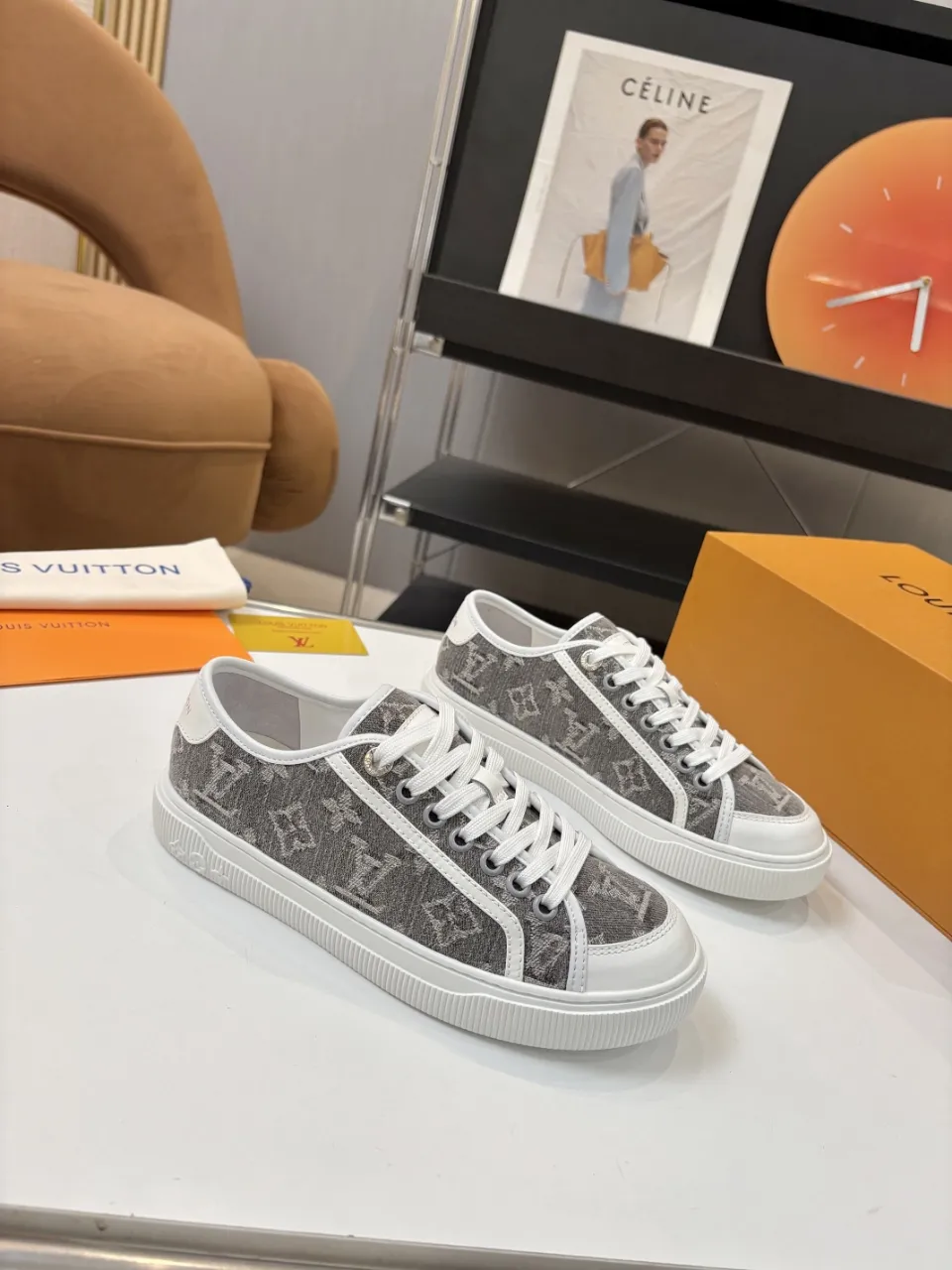 p580🐮🐮 LV couple skate shoes｜Classic jacquard, the ultimate code for a sweet outing! 👫** This pair of shoes is Louis Vuitton's love letter to fashionistas💌 - **classic presbyopic skate shoes**, the perfect choice for couples to go out on the street!  🔸 **Luxury details are a must-have**: Jacquard fabric  🔸 **So comfortable that you don’t want to take it off**: The sheepskin lining is skin-friendly and breathable, warm in autumn and winter without stuffing your feet, refreshing in spring and summer without being sticky, and you can wear it with a high-end feel in all seasons!  🔸 **Steady sense of security**: Non-slip rubber outsole, perfect grip, accompanying you through romantic streets.  **💑 Couple outfit inspiration**: ▪️ For boys, pair with leggings + baseball cap for a trendy street look!  ▪️ Girls can wear short skirts or shark pants, and the sweet and cool style is easy to choose~ **#Louis Vuitton #couple shoes #presbyopia classic** **👉 Click to collect and become the most fashionable CP in the circle of friends with him! ** Fabric: Imported cowhide/classic jacquard fabric Lining: Sheepskin lining Sole: Original rubber sole Size: Women’s size 35-42 (40/41/42 customized) Men’s size 39-45 (39.45 customized)